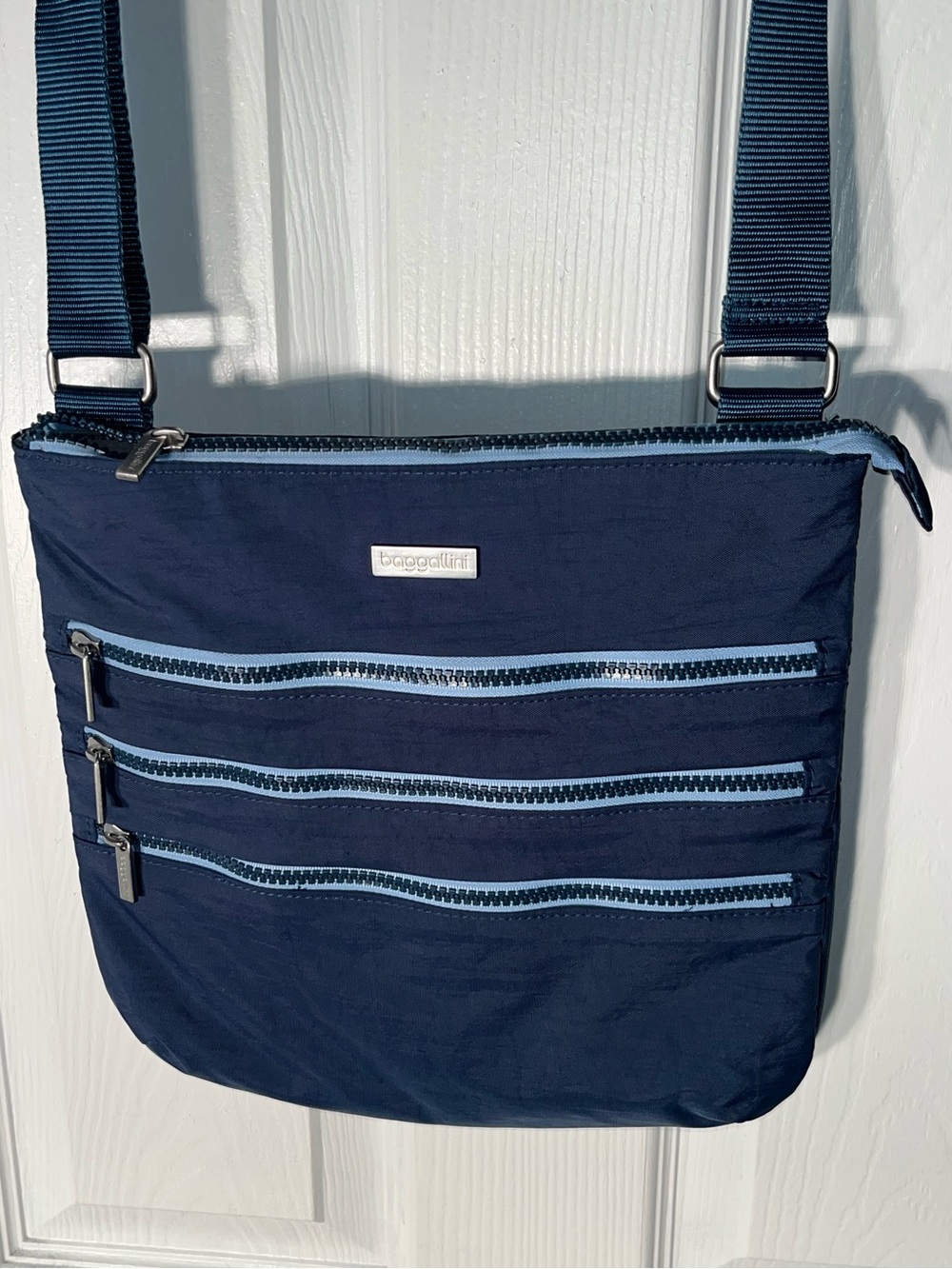 Baggallini Big Zipper Travel Crossbody Bag Like New Blue Zipper Pockets Nylon